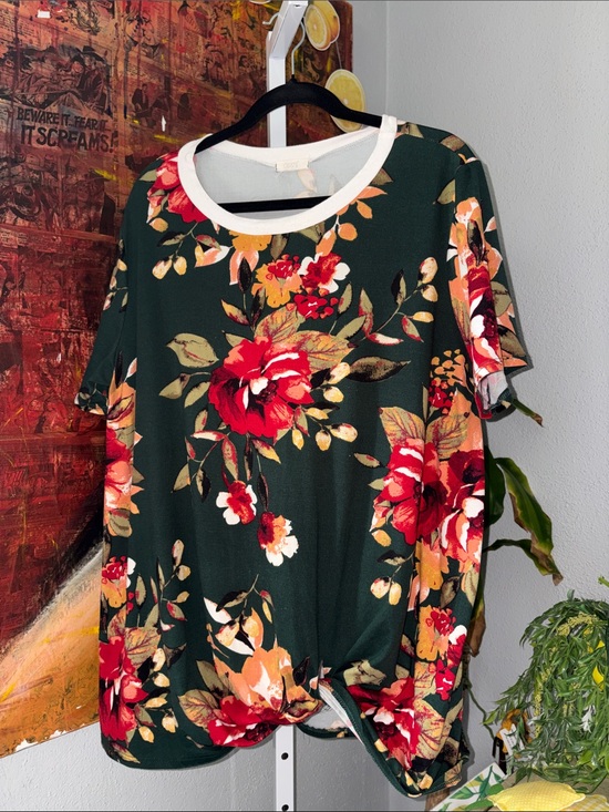 Oddi Tops - Oddi Floral Short-Sleeve Top in Dark Green with Red Blooms Size 2X